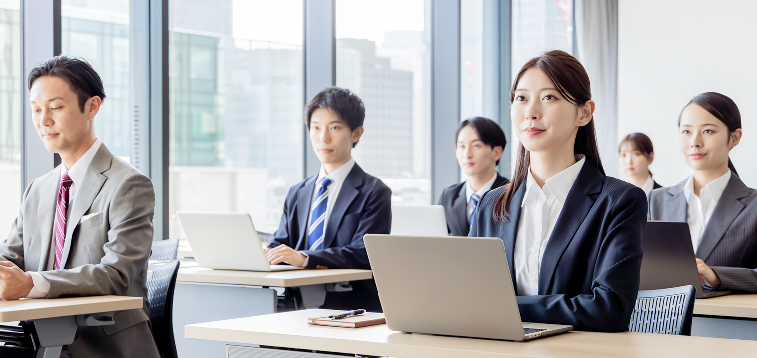 オフィスでパソコン作業をする社員たち