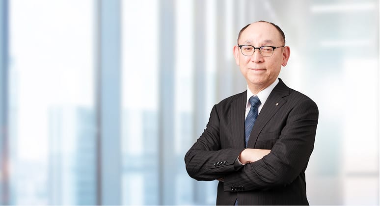 スーツ姿で腕を組んだ代表取締役社長 森木哲朗の肖像
