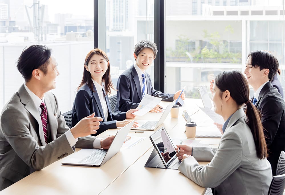 会議室で打ち合わせする社員たち