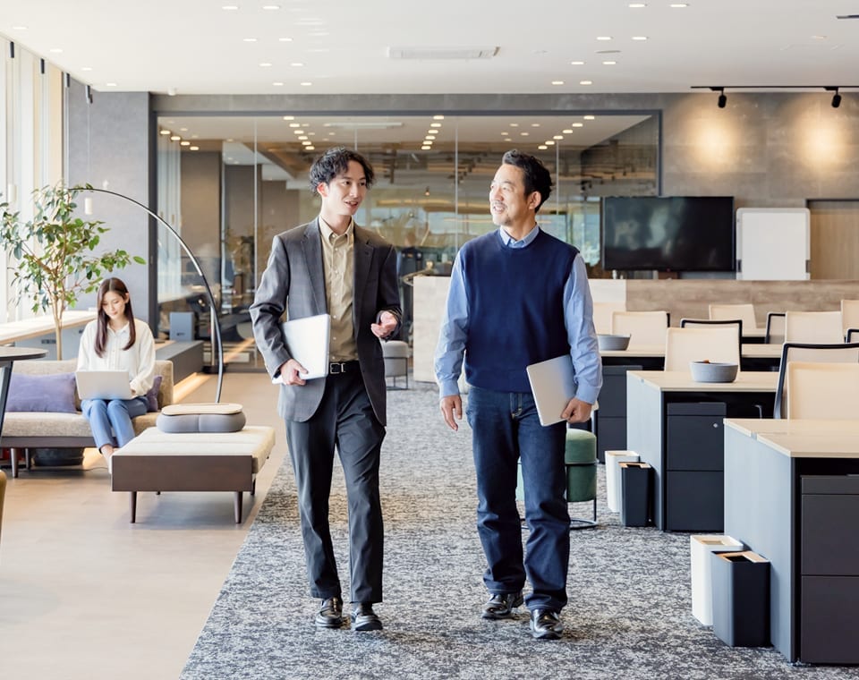 オフィスを行き来する社員の様子