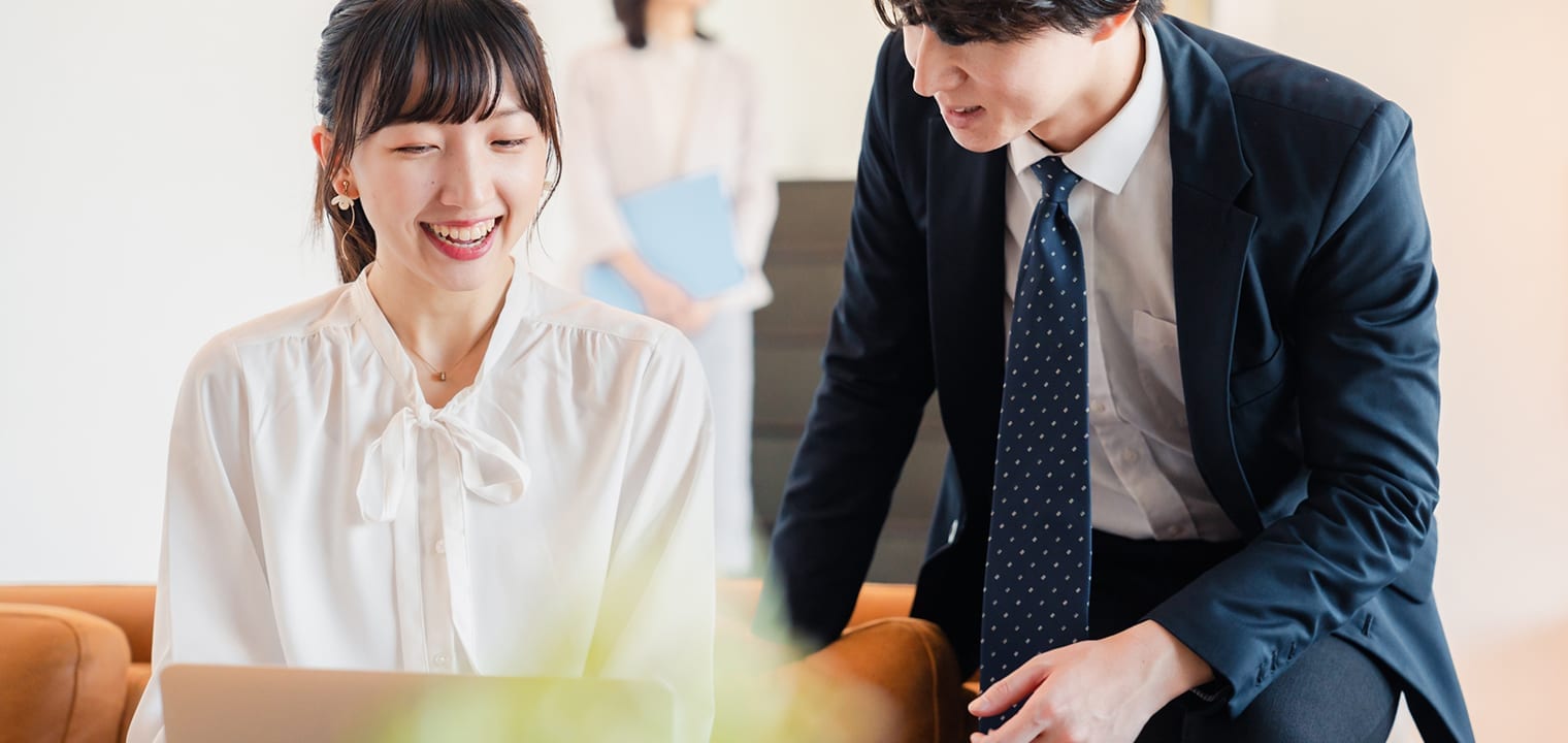 オフィスで打ち合わせをしている社員