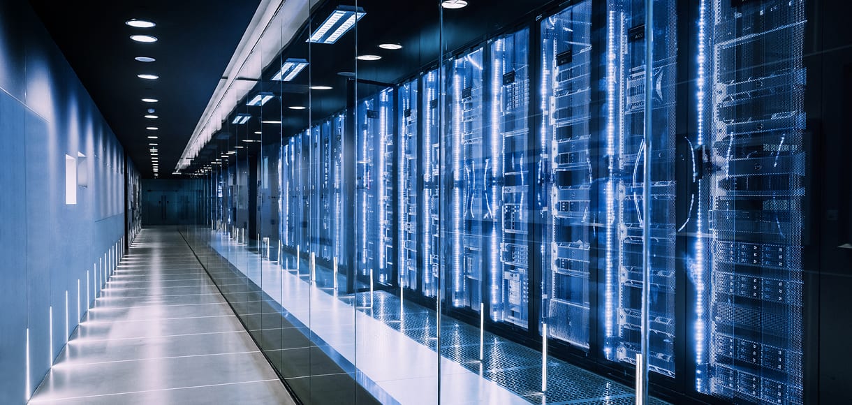 データセンターのサーバーラックが並ぶ通路