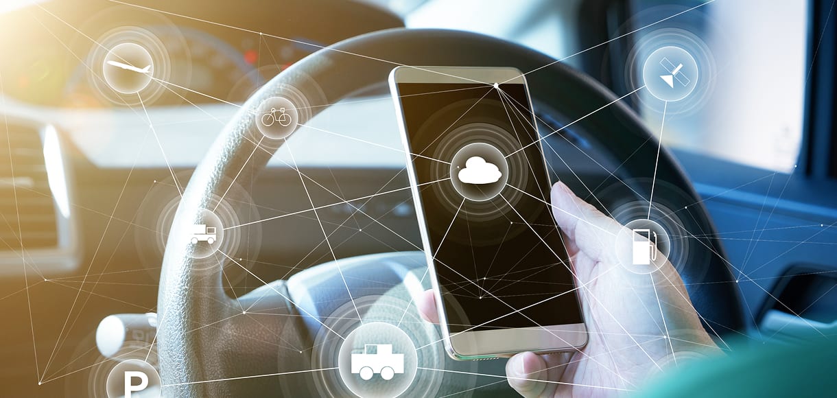 車載スマートフォンにクラウド連携画面が表示された運転席