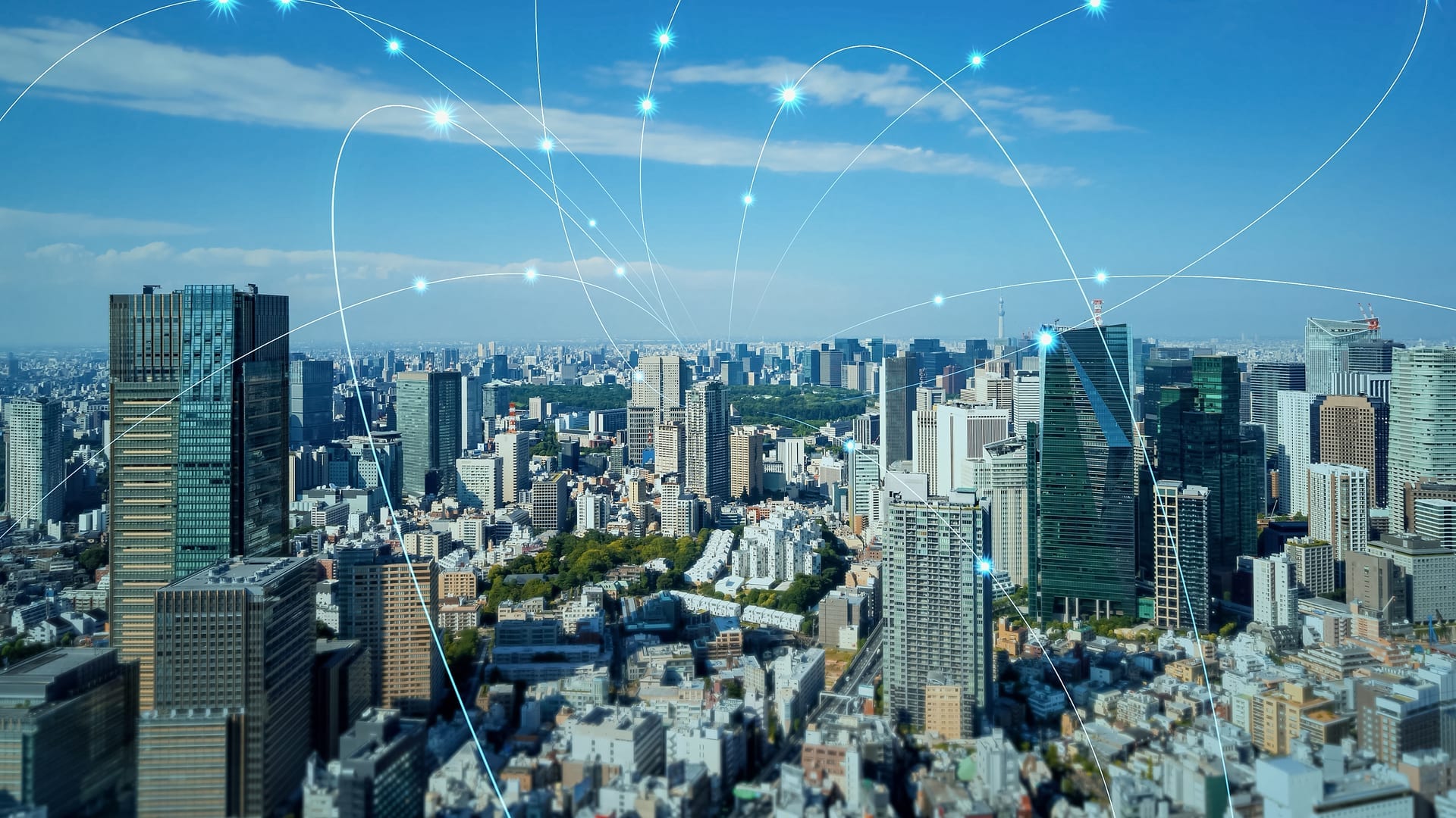 都市の高層ビル群と通信ネットワークのイメージ